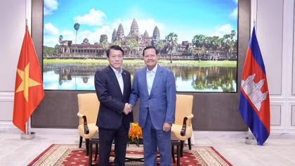 Minister Luong Tam Quang pays a courtesy call on Cambodian First Deputy Prime Minister Neth Savoeun