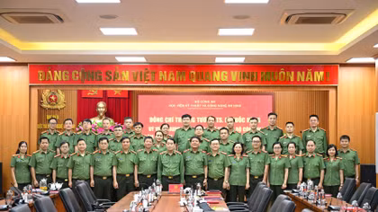 Deputy Minister Le Quoc Hung works with Academy of Security Engineering and Technology