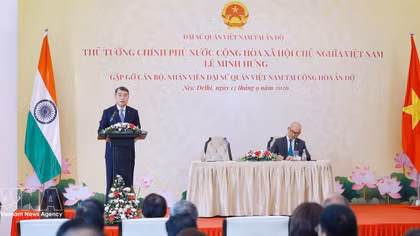 Prime Minister meets with staff of Vietnamese representative agencies, community in India