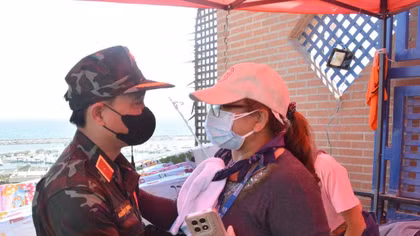 Venezuela earthquakes: Vietnamese rescuers bring a grieving mother her final goodbye