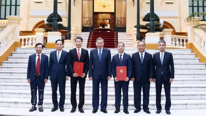 Top leader hands over appointment decisions to two Vietnamese ambassadors