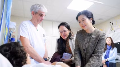 Top Vietnamese leader's spouse tours Brussels children's university hospital