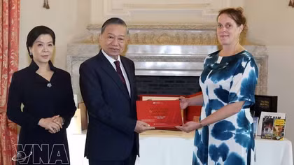 Top Vietnamese leader, his spouse present books to Royal Library of Belgium