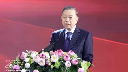 Top leader urges economics university to develop high-quality human resources, nurture talent