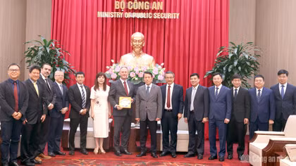 Minister Luong Tam Quang meets with Nokia head of business 