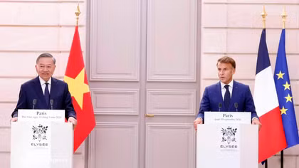 Top Vietnamese leader, French President meet press ahead of talks in Paris