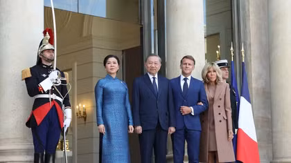 Official welcome ceremony held for top Vietnamese leader in France