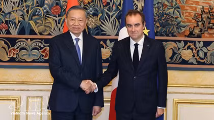 Top Vietnamese leader meets with French Prime Minister