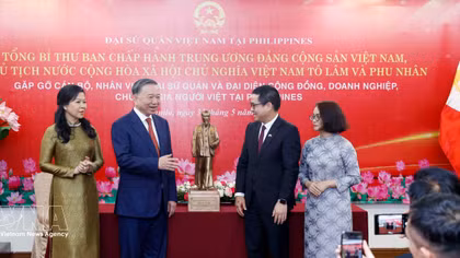 Party and State leader meets Vietnamese community in Philippines