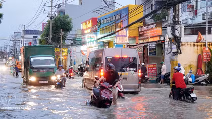 Ho Chi Minh City needs comprehensive solutions to tackle flooding: experts