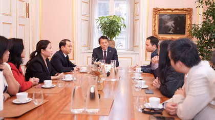 Minister Luong Tam Quang meets with experts, intellectuals and scientists