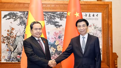 Vietnam, China to boost legislative, people-to-people exchanges