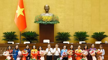 PM Le Minh Hung, NA President Tran Thanh Man meet with female lawmakers