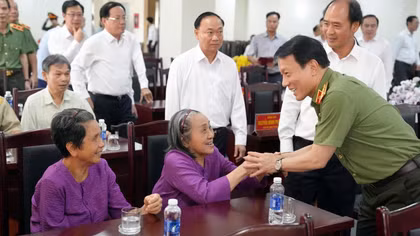 Minister Luong Tam Quang pays tribute to heroic martyrs and people with meritorious services in Gia Lai