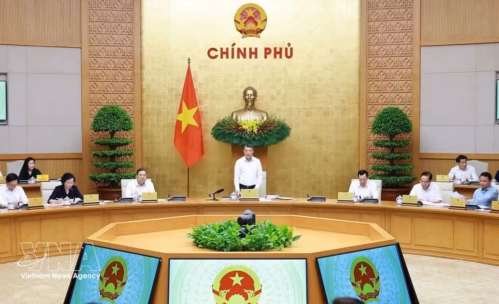Prime Minister Le Minh Hung speaks at the Government’s regular meeting for May on June 3 (Photo: VNA)