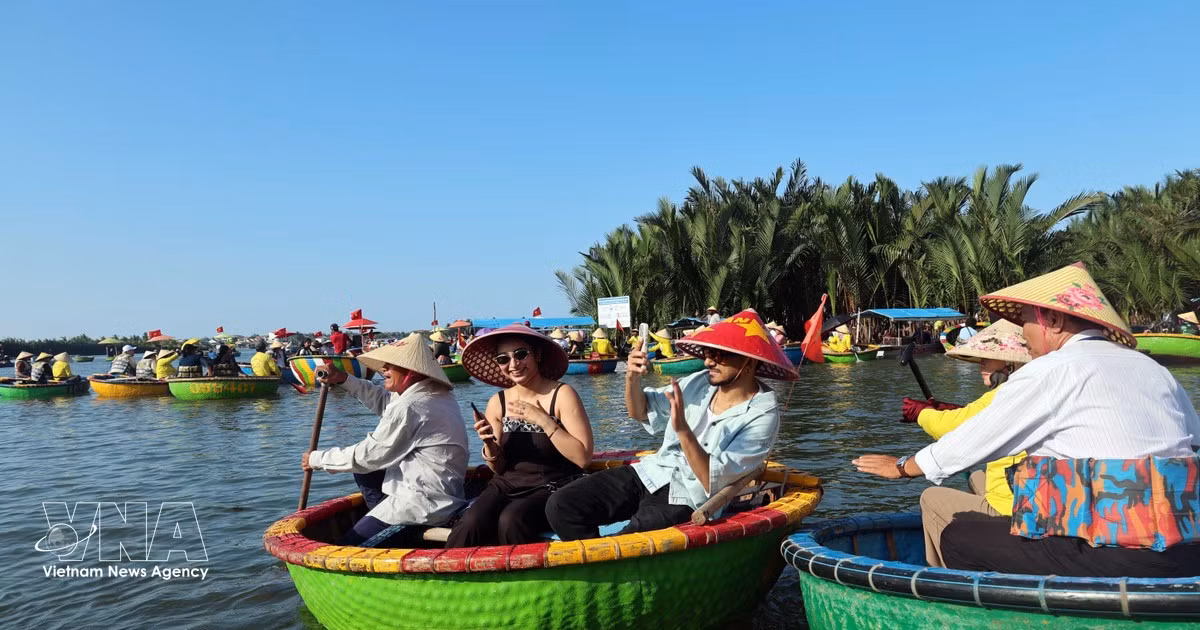 vnanet-potal-da-nang-lenh-denh-thuyen-thung-trong-ngoi-lang-dep-nhat-the-gioi-8784409.jpg