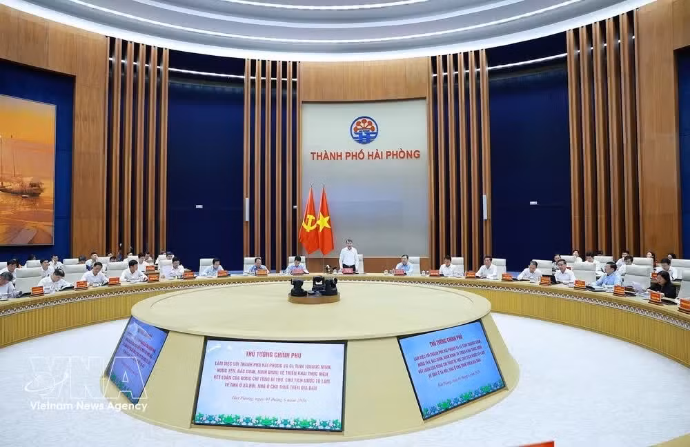 Prime Minister Le Minh Hung chairs a working session in Hai Phong with leaders of five localities in the Northern Key Economic Region - Hai Phong, Quang Ninh, Bac Ninh, Ninh Binh and Hung Yen on rental housing development on June 1 (Photo: VNA)