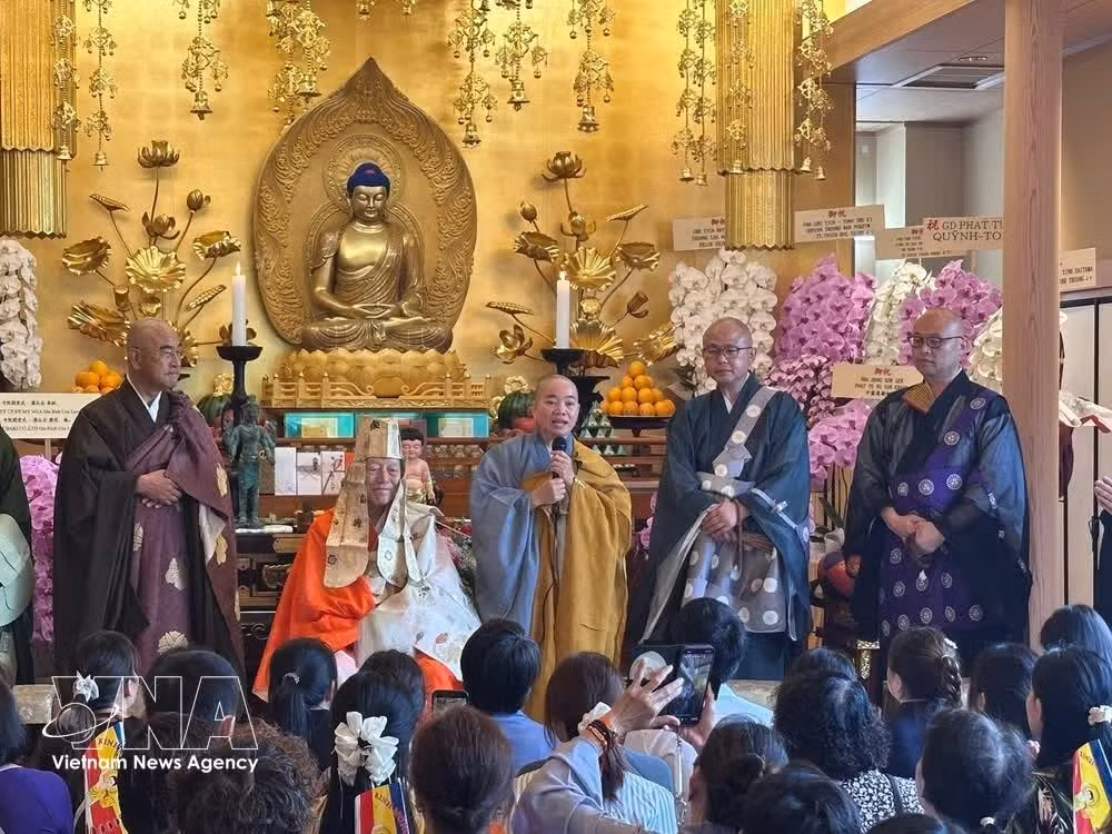 Nun Thich Tam Tri, abbess of Dai An Tokyo Pagoda, delivers remarks at the Vesak celebration and the Dai An Tokyo Pagoda inauguration ceremony on May 31. (Photo: VNA)