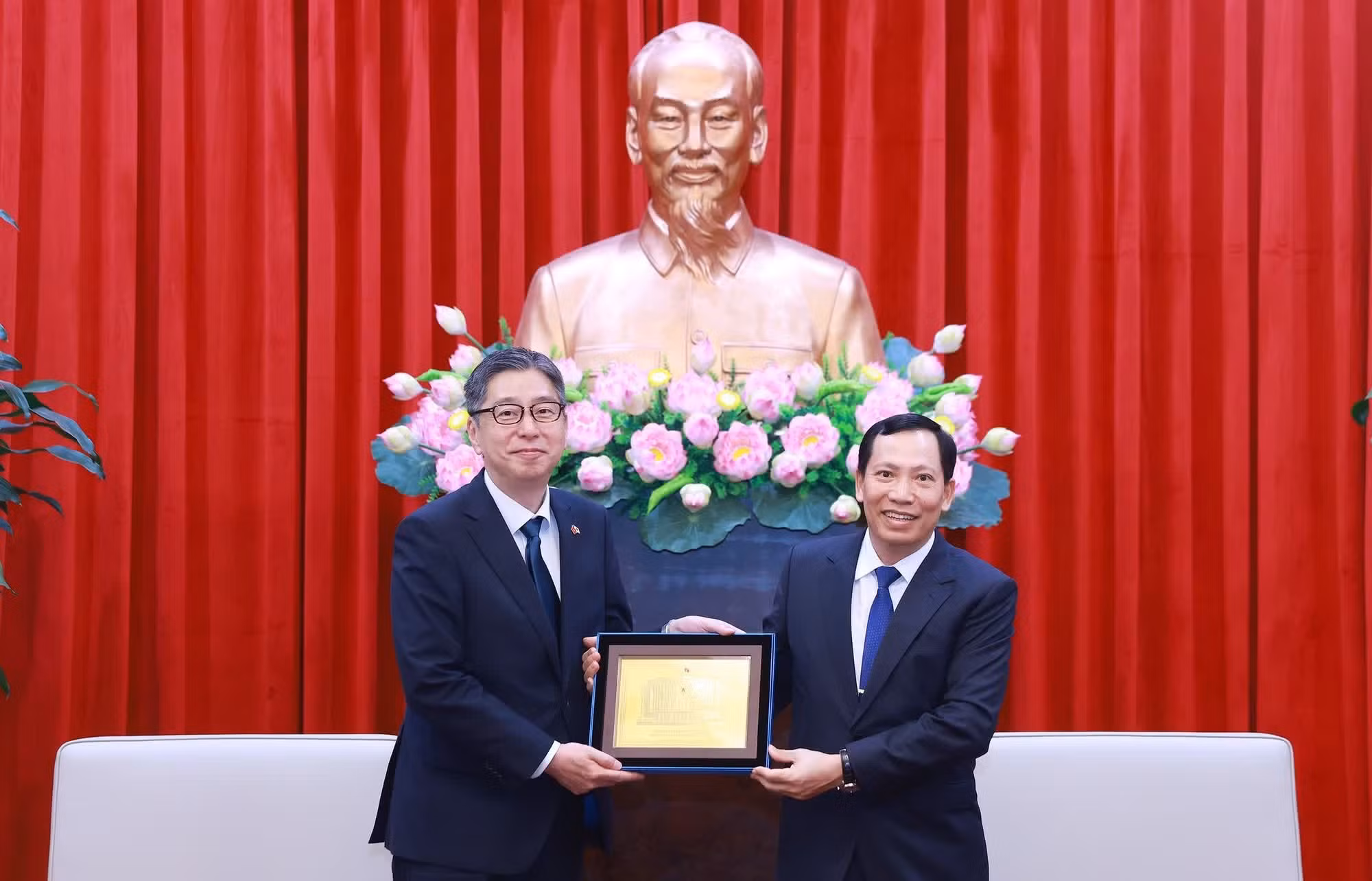 Deputy Minister Le Van Tuyen presents a commemorative gift to JICA Senior Vice President Hayakawa Yuho.