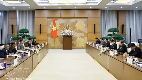 The meeting between Chairman of the National Assembly Tran Thanh Man and Attorney General of Malaysia Tan Sri Mohd Dusuki Mokhtar in Hanoi on July 7 (Photo: VNA)