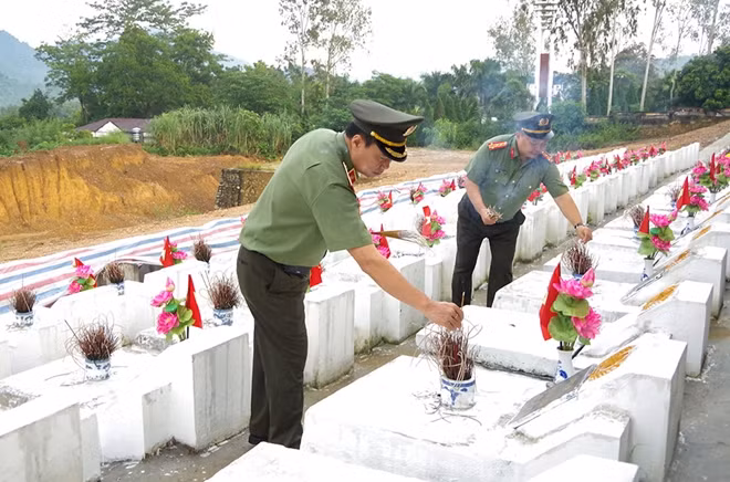 The delegation also offered incenses to heroes and martyrs at the high point 468 near the Thanh Thuy International Border Gate. This area saw a large number of martyrs whose remains have not been found yet.