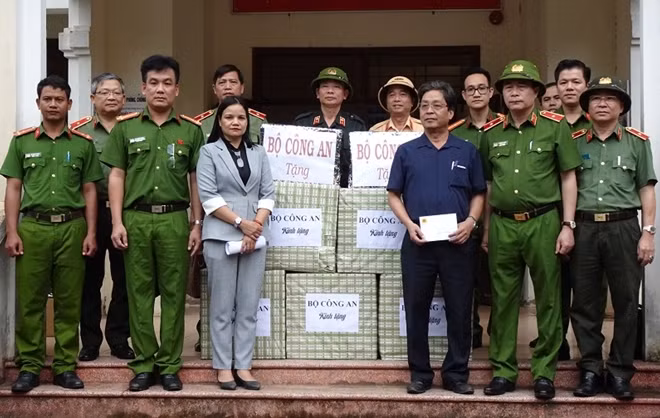 Deputy Minister Le Quoc Hung hands some equipment and materials for storm prevention to the People's Committee and police of Nam Tra My district.