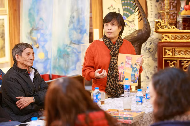 Author Nguyen Thi Thu Hoa introducing the book to participants.