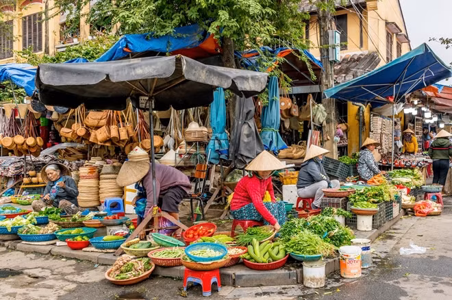 The central market of local people in Hoi An. Boris-B / shutterstock.com.