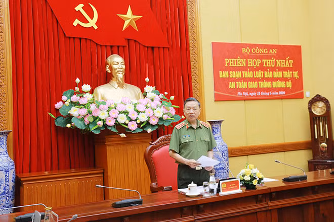 Minister To Lam speaking at the meeting.