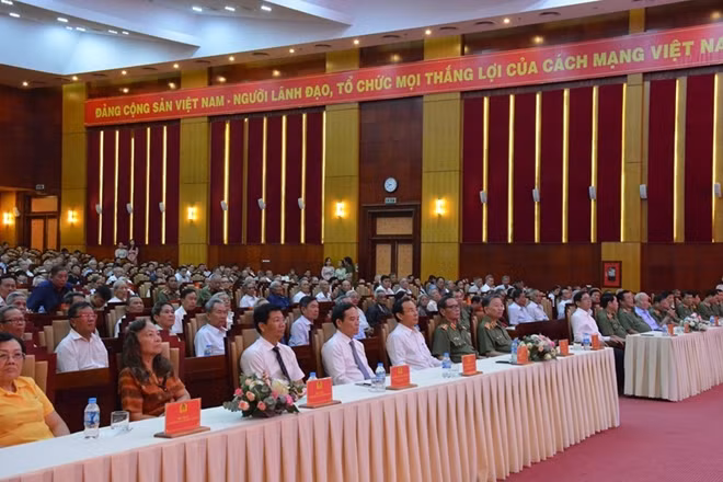 The purpost of the meeting is to honor 500 delegates representing 21,000 veteran officers of the Southern security force in the anti-US resistance war period.