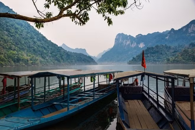 Ba Be lake located in the northern province of Bac Kan is one of the 100 largest freshwater lakes globally and the biggest in Vietnam. Sailing a boat to explore discover the majestic natural beauty of the area is an unforgettable experience for many visitors. (Photo: Virginie.pegoraro)