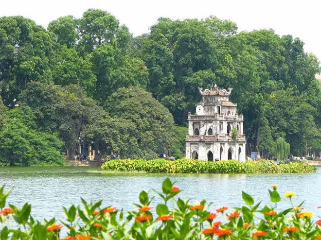 Ho Guom, also known as Sword Lake, is the most famous lake in the centre of Hanoi. Plenty of local people and tourists regularly gather around the lake in order to enjoy fresh air in the morning and view the stunning sunset in the evening. (Photo: Flickr)