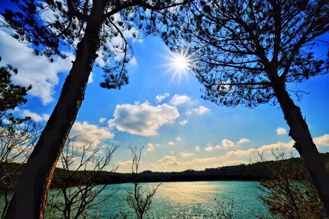 Bien Ho in Pleiku is well known as a pearl of the Central Highlands region. It is widely considered that dawn is the most suitable time in which to contemplate the area’s array of beautiful scenery. (Photo: Flickr)