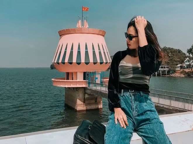 Dau Tieng lake in Tay Ninh province serves as the largest irrigation reservoir nationwide, as well as throughout the entire Southeast Asian region. It is a popular attraction among visitors due to its romantic landscape and unique ecosystem.