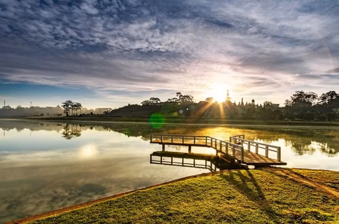 Xuan Huong lake can be found in the heart of the Central highlands resort town of Da Lat. It spans a total area of 32 hectares and is situated 1,478 metres above sea level. Tourists are able to cycle around the lake while enjoying the fresh air of the Central Highland city. (Photo: Flickr)