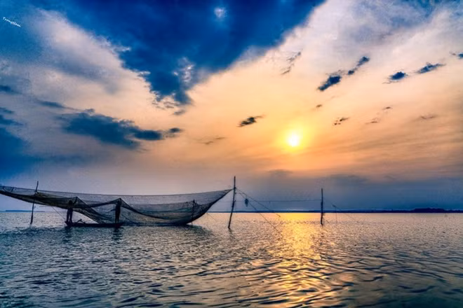 Tri An lake in Dong Nai province is an impressive sight for viewers due to its crystal water. The site is suitable for travelling during the hot summer days with guests able to witness and enjoy the peaceful life of local fishermen. (Photo: Flickr)