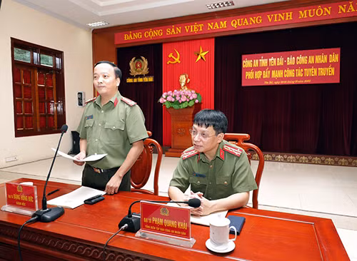 Senior Colonel Dang Hong Duc speaking at the meeting.
