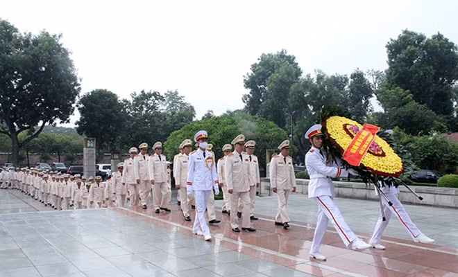 The delegation also laid a wreath at the Monument of Heroic Martyrs in Bac Son street, Ba Dinh district, Hanoi in tribute to the heroic martyrs who bravely fought and sacrificed their lives for the cause of national liberation, independence,freedom, and for the happiness of the people.The wreath carried by the delegation has the phrase "Forever gratitude to the heroic martyrs"