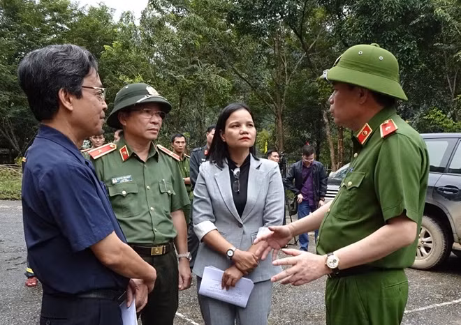 Leaders of local police brief Deputy Minister Le Quoc Hung about the current storms and floods.