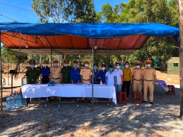 A COVID-19 prevention checkpoint in Nui Thanh district.