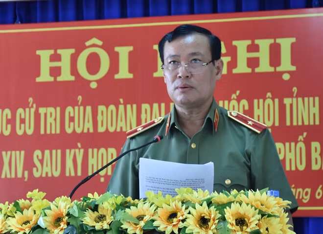 Deputy Minister Le Tan Toi answers the voters' questions.