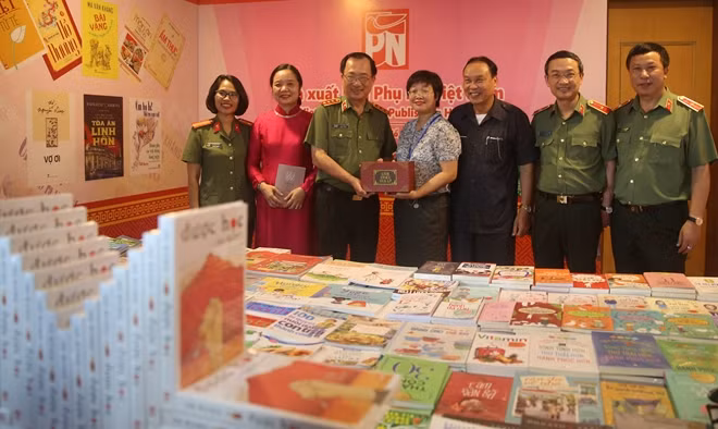 Deputy Minister Nguyen Van Thanh and delegates visit the Book Festival exhibition.
