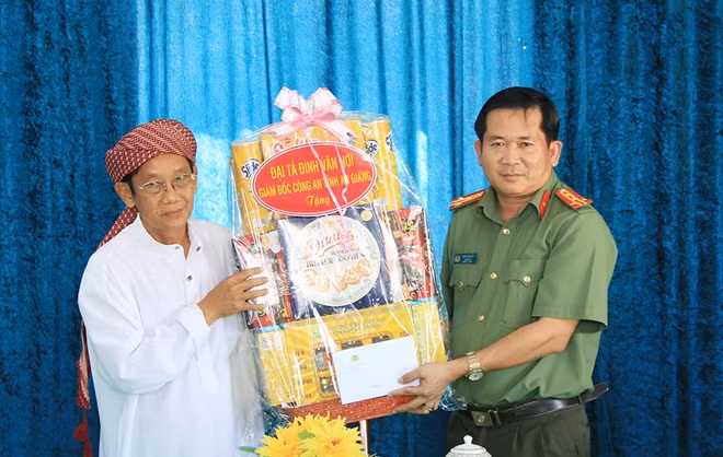 The delegation visiting the Representative Office of the Islamic Community in An Giang. The delegation visiting the Representative Office of the Islamic Community in An Giang.