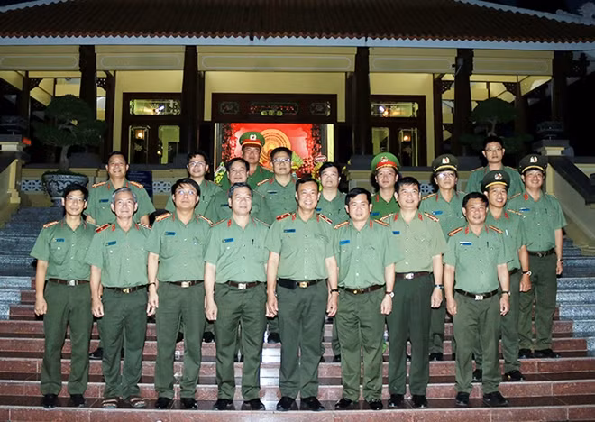 The memorial site is built in the style of a stilt house. The memorial site also preserves many artifacts related to late President Ton Duc Thang.