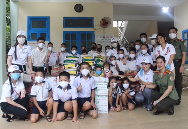 Major Nguyen Thi Xuan Hue, Head of the Thua Thien Hue Police Office for Immigration shared that the gifts mean their tons of love and care for the needy baby angels, and that they wanted to join hands with the staff of the center to take care, raise and rehabilitate the children.