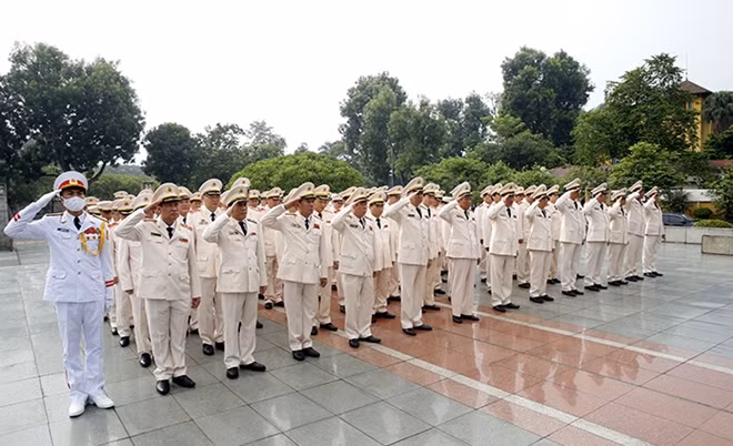 The delegates promised to raise their sense of responsibility for work, accomplish all tasks assigned by the Party, State, and people, thus contributing to the cause of national construction and defense.