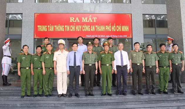 Deputy Minister Le Quy Vuong and representatives of the HCMC Police Department.