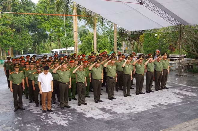 Deputy Minister Le Tan Toi said that, by doing such a meaningful activity, leaders, officers and soldiers of the Ministry of Public Security showed their respect for martyrs, who had made great contribution to the country.