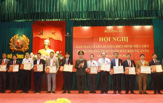 Deputy Minister Tran Quoc To awarding Certificates of Merit from the Ministry of Public Security to teams and individuals with outstanding achievements.