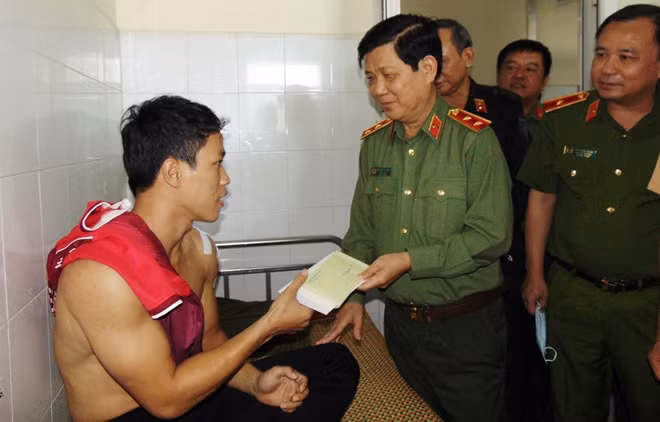 Deputy Minister Nguyen Van Son presenting gifts to soldier Nguyen Minh Hoang. Deputy Minister Nguyen Van Son presenting gifts to soldier Nguyen Minh Hoang.